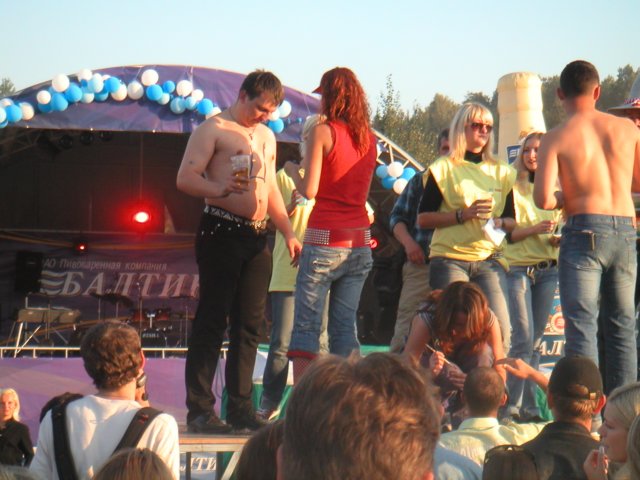 competitorsatlagorskbeerdrinkingfestival.jpg